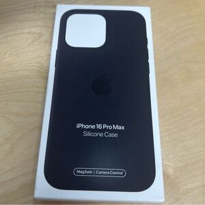 iPhone 16 Pro Max Silicone Case with MagSafe – Black New!